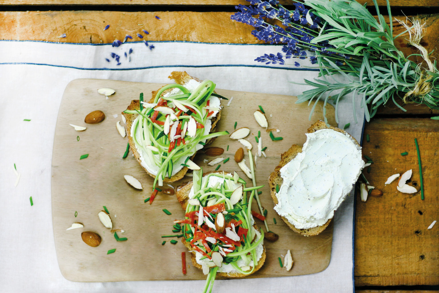 Belegte Brote mit Zucchini-Spaghetti, Chorizo und Mandeln