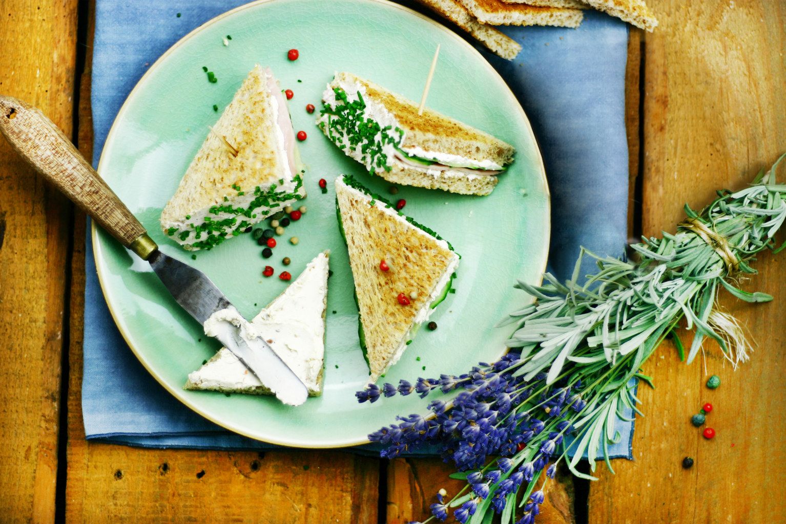 Mini-Club-Sandwiches mit Schinken & Gurke