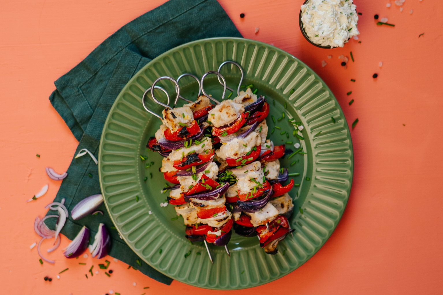 Brochettes de poulet aux oignons et poivrons rouges