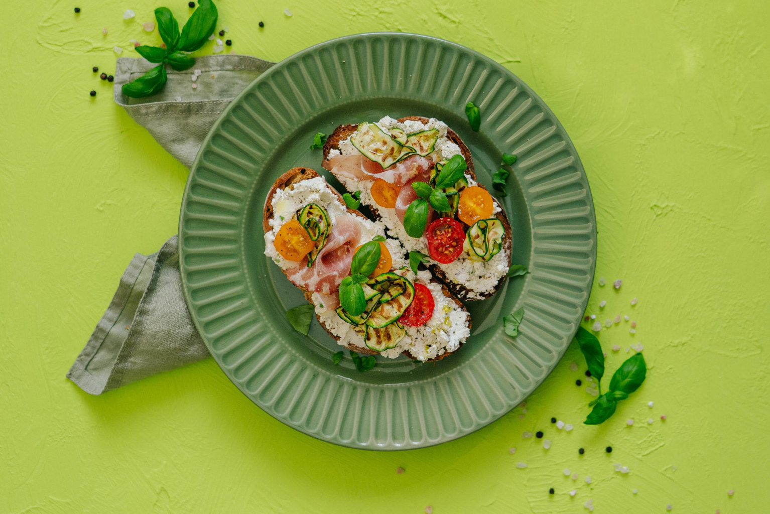 Tartines de courgettes grillées au Cantadou et à la coppa