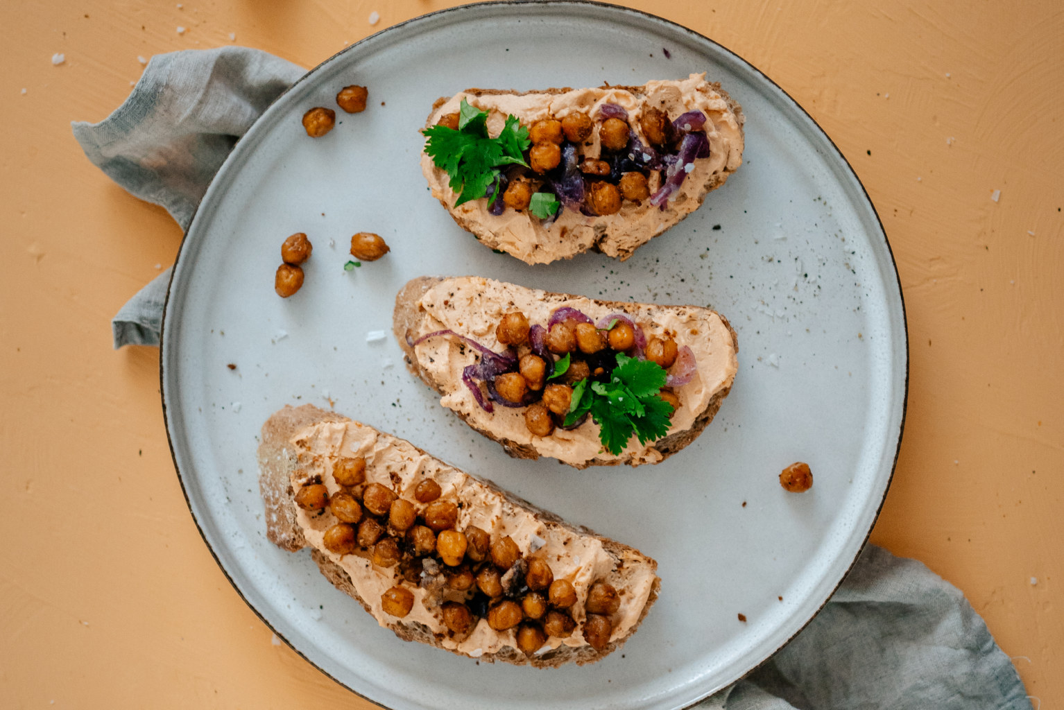 Mit Kichererbsen belegte Brote